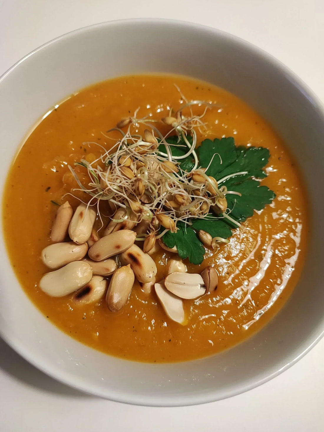 Süßkartoffel-Suppe mit Sprossen