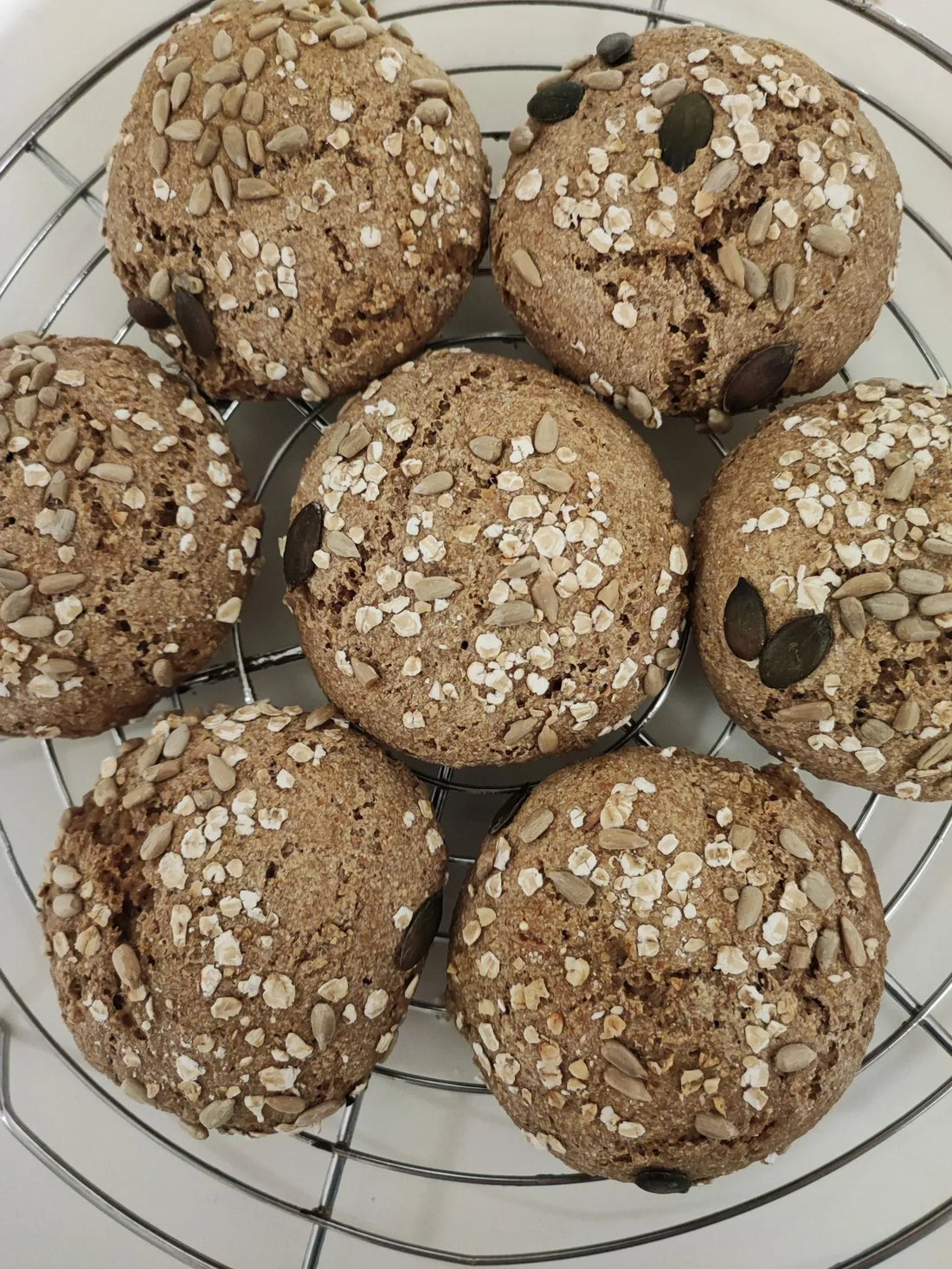 Luftige Vollkornbrötchen mit gelber Leinsaat
